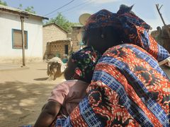 Epäillyt Boko Haramin taistelijat ampuivat Adijan neljä perheenjäsentä 7. heinäkuuta 2022. Hänestä tuli leski 25 vuoden iässä.
