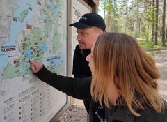 Teijon kansallispuistossa luontotalolla karttaa tutkimassa.