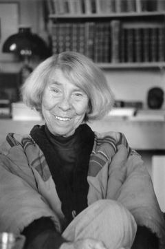 Tove Jansson kuvasi kirjojensa päähenkilöä näin: ”Muumipeikko on juuri siinä iässä, jossa kesät ovat pitkiä ja vesi lämmintä ja koko ajan tapahtuu jotakin uutta.”