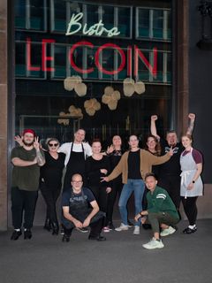 Bistro Le Coinin henkilökunta poseeraa ravintolan edustalla Hakaniemessä. Kuva: Bistro Le Coin.