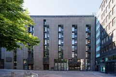 Sijainniltaan paikka on teatteritoiminnalle erinomainen, sillä se asettuu hyvien liikenneyhteyksien äärelle ja lukuisten ravintoloiden lähelle. Kuva: Antilooppi