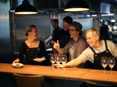 Kuvassa oikealla on BasBas Sirkuksen ravintolapäällikkö Maija Ijäs ja taustalla keittiöpäällikkö Harri Nuora. Noora Sipilä (vas.), Kalle Tanner ja Nicolas Thieulon kuuluvat BasBasin osakkaisiin. Kuva: Nikola Tomevski