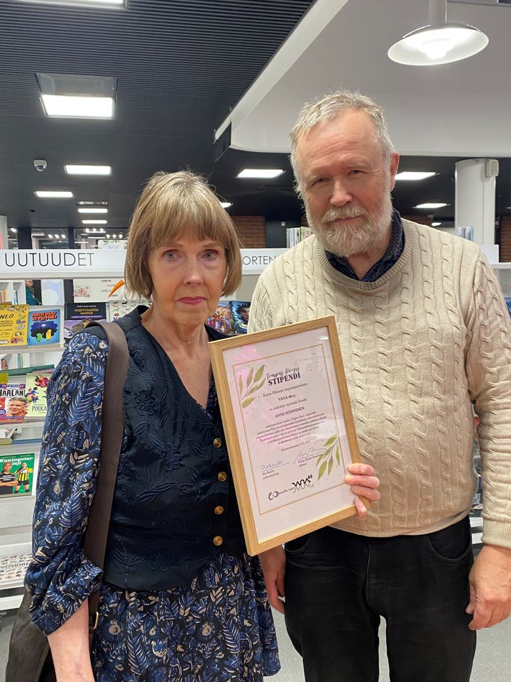 Palkittu runoilija Anne Hänninen ja Aviadorin kustantaja Vesa Tompuri. Kuva © Marja Toivio