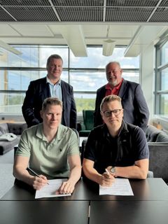 Kaupan allekirjoittivat Jyrki Kyläheiko (edessä vas.), Jobexion perustaja, ja Atte Pohjanmaa, Verticsin perustaja. Takana Harri Vesterinen (vas.) ja Petteri Mäki. Kuva: Vertics Oy.