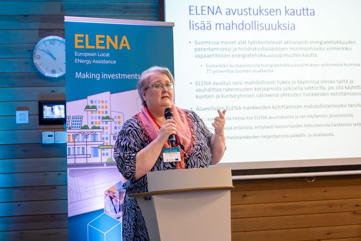 Infopäivän aikana esiteltiin ELENA-avustusta ja sen avulla Suomessa toteutettettuja hankkeita. Kuvassa Kirsi-Maaria Forssell, kiinteistöjen energiatehokkuuden ja rahoituksen asiantuntija Motivasta.