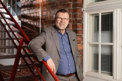 Fiberwoodin toimitusjohtaja Tage Johansson nojaa kaiteeseen ja katsoo kameraan
