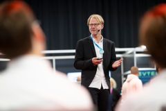 Marcus Wendin pitämässä esitystä messulavalla