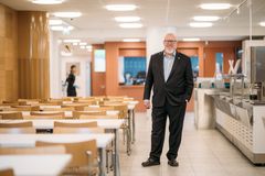 Kuvassa Munkkivuoren yhteiskoulun rehtori Aki Holopainen.