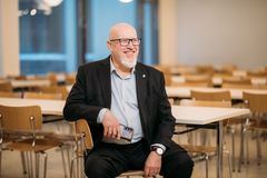 Kuvassa Munkkivuoren yhteiskoulun rehtori Aki Holopainen.