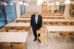 Kuvassa Munkkivuoren yhteiskoulun rehtori Aki Holopainen.