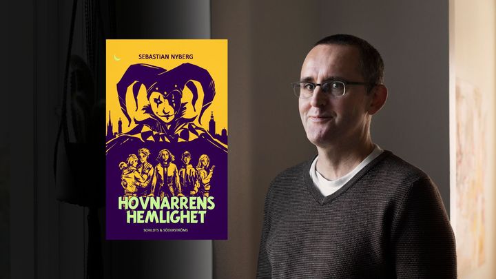 Hovnarrens hemlighet är ett storskaligt äventyr för läsare i åldern 12–15 år.