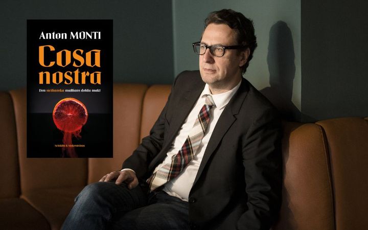 Cosa Nostra är den andra delen i serien där Anton Monti kartlägger de italienska maffiorna.