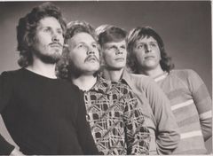 Yksi ensimmäisistä promokuvista (1974). Vasemmalta: Mikko, Nipa, Tapsa ja Asko. (C) Valokuvaamo Raimo J. Niemi