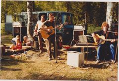 Harjoitukset Kirjasteessa kesällä 1982: Jani, Jonna, Iinu, Jokke, Asko ja Mikko. (c) Paula Järvinen