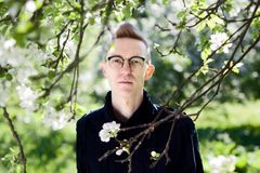Kirjailija-kuvittaja Ilja Karsikas, kuvaaja Rosa Särkkä
