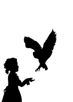 Kaaja opetteli leikkaamaan siluetteja vapaalla kädellä, jotta ymmärtäisi hahmojaan ja osaisi kirjoittaa aiheesta.