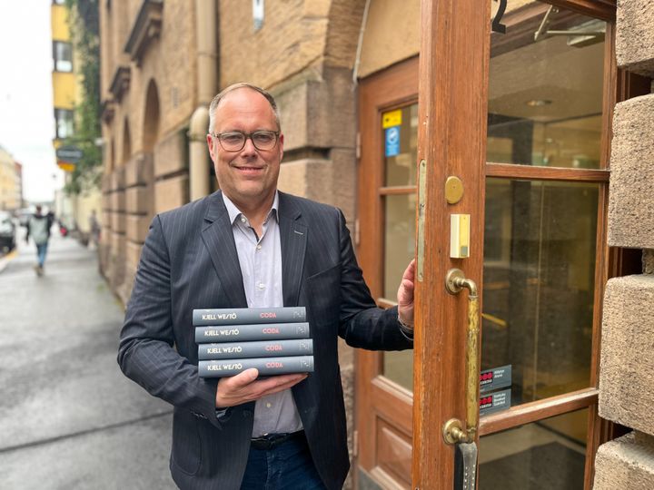 S&S:n myyntipäällikkö Aki Järvinen työskenteli Helsingin Akateemisen Kirjakaupan myymäläpäällikkönä ennen siirtymistään S&S:lle. Nyt hän odottaa innolla paluuta kirjakaupan tiskin taakse.