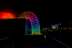 Lux Helsingissä nähdään myös esimerkiksi Studio Vertigon End Over End, joka esittelee tutun Slinky-vieterilelun jättimäisessä mittakaavassa. Kuva Salfordin Lightwaves -festivaalilta.