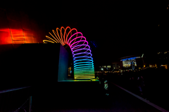 Lux Helsinki visar också t.ex. Studio Vertigos "End Over End," som presenterar den bekanta Slinky-fjäderleksaken i en massiv skala. Bilden är från Salford Lightwaves-festivalen.