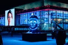 Talking Heads by Viktor Vicsek / Limelight and SPECTRUM by C999 could be seen by the Kansalaistori square. Photo: Petri Anttila