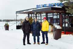 Casa Maren yrittäjä Joonas Keskinen sekä Blue Peterin yrittäjäveljekset Ville ja Jussi Forsman ravintola Blue Peterin edustalla Lauttasaaressa