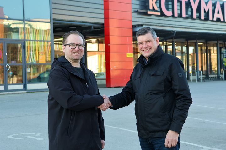 Mikko Saari (vas.) ja Pekka Pöykkö juhlistivat yrityskauppaa kahveilla Järvenpään Citymarketissa, jonka uudistus oli yksi Rauno Saari Oy:n suurimpia projekteja.
