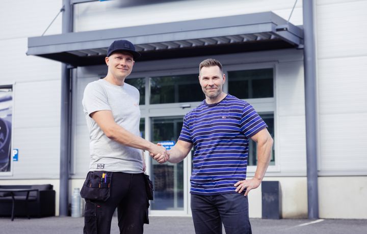 Jukka Huoponen (oik.) toivottaa Joonas Kakriaisen tervetulleeksi takaisin JP Yhtiöihin.