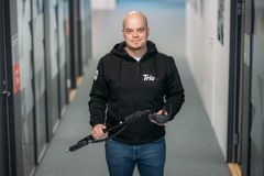 Alt-teksti: Henkilö seisoo käytävällä pitäen LVI-työkalua kädessään.