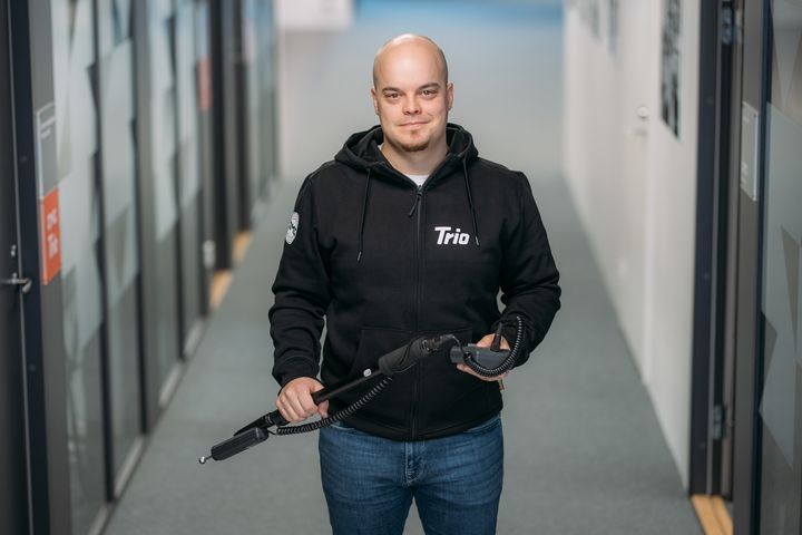 Alt-teksti: Henkilö seisoo käytävällä pitäen LVI-työkalua kädessään.