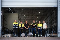 Konepajassa valmistetaan vaativia putkisto- ja teräsrakenteita teollisuuden tarpeisiin. Kuvassa Aku Salminen ja Tuomo Hoikkanen (Speweld), Pekka Pöykkö (Nimlas), Lasse Keskevaari ja Michael Kraus (Speweld) ja Toni Ranta (Nimlas).