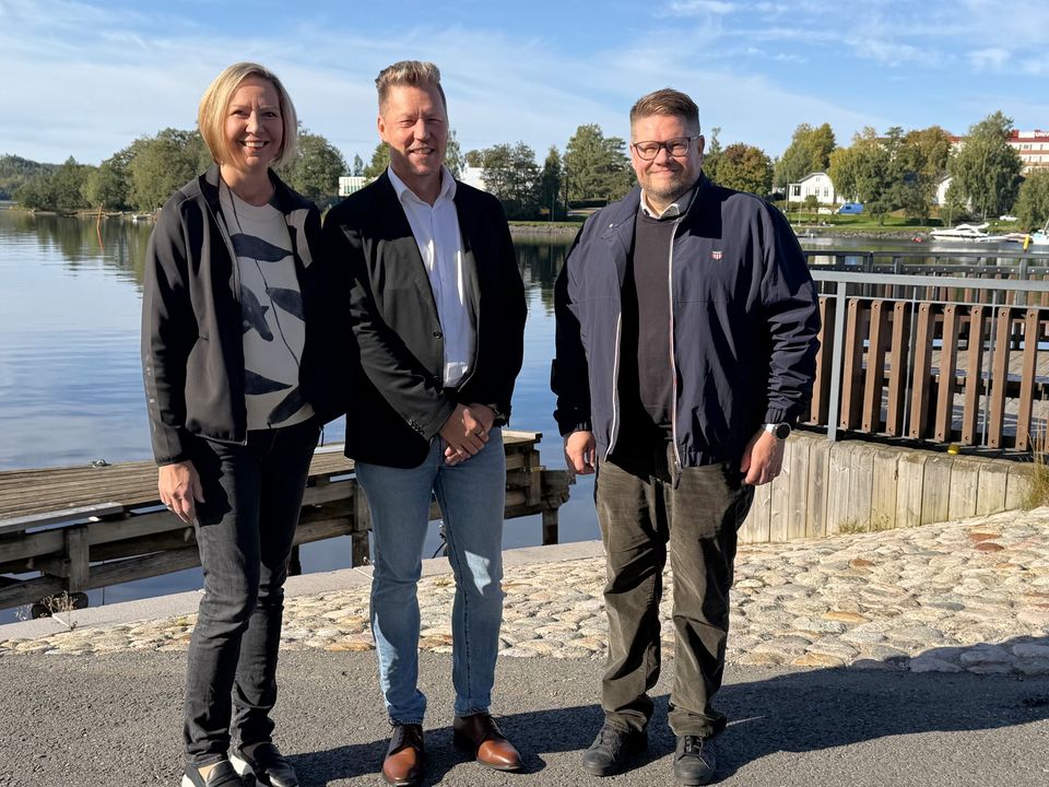 Mika Leinosen (keskellä) johtamat LVI-Myller, Savonlinnan LVI-palvelu ja LVI-Bioneerit liittyvät mukaan täydentämään Nimlaksen talotekniikkaverkostoa. Vasemmalla Nimlas Finland Oy:n toimitusjohtaja Tiina Koppinen ja oikealla Väli-Suomen liiketoimintajohtaja Mikko Sahikallio.