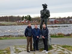 Kuvassa vasemmalta LVI-Vanhatalon Janne Vanhatalo, Sähköasennus Kivilompolon Antti Kivilompolo ja LVI-Vanhatalon Kimmo Vanhatalo Tornion Kukkolankoskella. Taustalla Lauttamies-patsas.