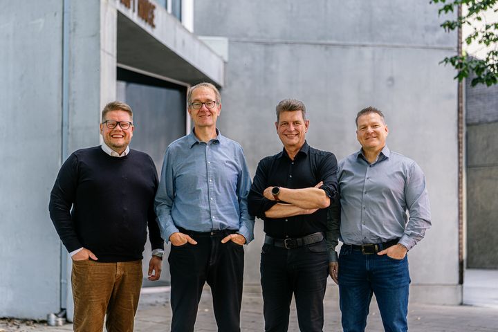Neljä Nimlaksen liiketoimintajohtajaa seisoo rakennuksen edustalla. Vasemmalta Mikko Sahikallio, Kimmo Lehtonen, Pekka Pöykkö ja Janne Korhonen.