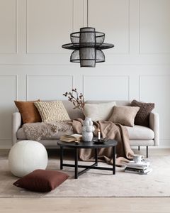 Erilaiset ruskean sävyt tuovat sisustukseen syvyyttä. Kuvassa Kuulas sohvapöytä ja Scandic Copenhagen sohva.