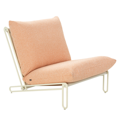 Suosittu Brafab Blixt -nojatuoli saa tänä kesänä uuden herkullisen persikansävyisen teddyverhoilun. Yksinoikeudella Vekeltä.