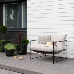 Siro Maxi -nojatuolissa kevyt teräsrunko yhdistyy muhkeisiin pehmusteisiin.