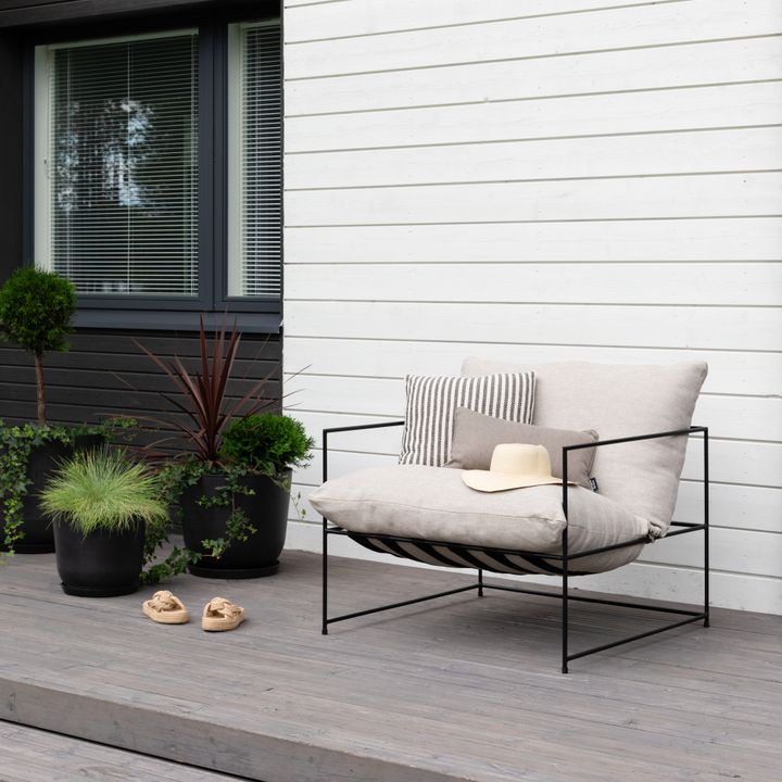 Siro%20Maxi%20-nojatuolissa%20kevyt%20ter%E4srunko%20yhdistyy%20muhkeisiin%20pehmusteisiin.