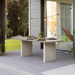Uusi veistoksellinen Deluxe-ruokapöytä tuo patiolle juhlavaa tunnelmaa. Alumiinirunko kestää käyttöä sekä on täysin huoltovapaa. Printattu lasikansi on helppo pyyhkiä puhtaaksi.