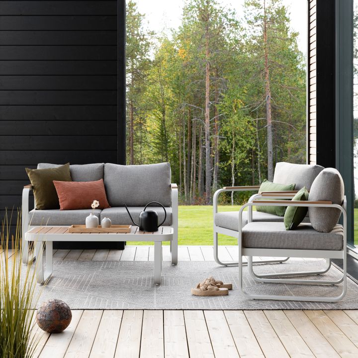 Suosittu%20Lumme-kalustesarja%20laajeni%202026%20kes%E4%E4n%20nojatuoleilla%20ja%20sohvilla.