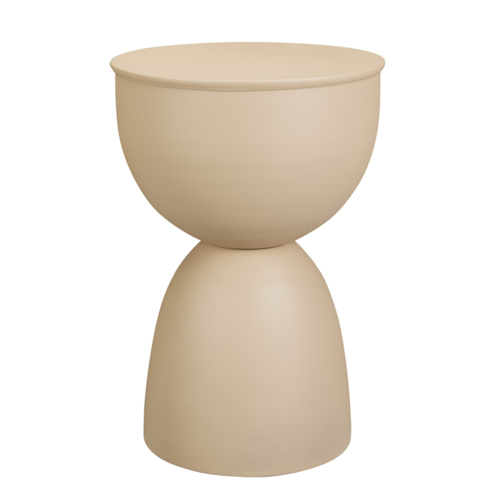 Milan%20pyorea%20sivupoyta%20sopii%20vaikka%20kahvip%F6yd%E4ksi.%20Metallinen%20p%F6yt%E4%20sopii%20niin%20olohuoneeseen%2C%20parvekkeelle%20kuin%20terassille.