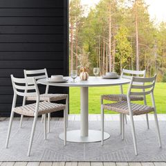 Uusi Stone-ruokapöytä on säänkestävää alumiinia ja kiviprintattu lasikansi on helppo pyyhkiä puhtaaksi. Pinottava Gustav tuoli yhdistää kevyen alumiinirungon ja punotun polyrottinki-istuimen.