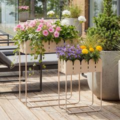 Pipari-kukkalaatikoiden aaltoileva reuna tuo ilmeeseen leikkisyyttä ja pehmeyttä. Kukkalaatikot sopivat niin sisätiloihin kuin parvekkeelle tai terassille.