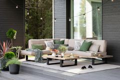 Saima XL avokulmasohva valmistetaan massiivimännystä.