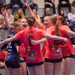 PuMa-Volleyn pelaajat juhlivat voitettua palloa