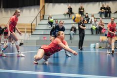 PuMa-Volleyn Maisa Kyröläinen hakee palloa lattianrajasta ja Milja Henriksson seuraa suoritusta