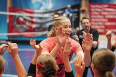 PuMa-Volleyn Viena Moliis tervehtii joukkuekavereita siirtyessään aloituskentälliseen