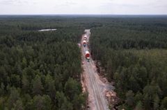 Kuvassa OX2:n rakennuttaman ja hallinnoiman Metsälamminkankaan tuulipuiston erikoiskuljetukset. Kuva: Petteri Löppönen.