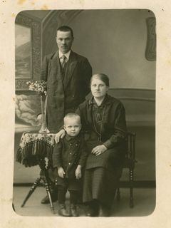 Leivon Leipomon ensimmäiset sukupolvet: Fanny ja August Leivo sekä Väinö-poika 1910-luvulla.
