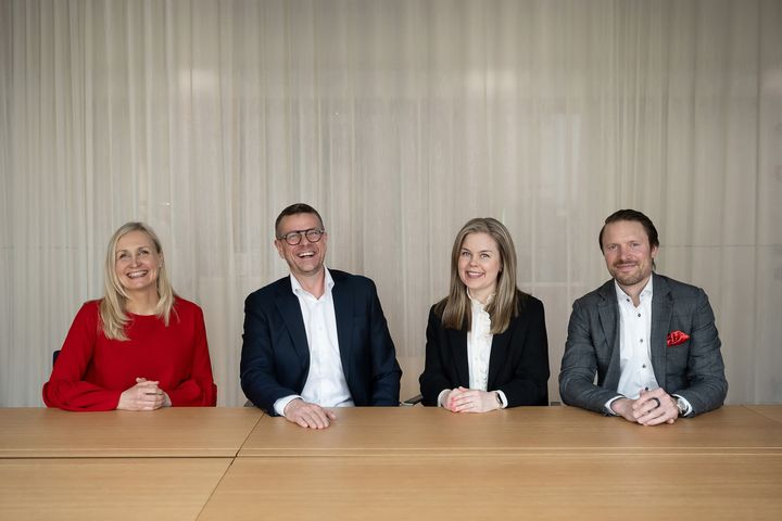 JLL Finlandin johtoryhmään kuuluvat COO Mia Ruusila (vas), toimitusjohtaja Klaus Koponen, Head of Valuation & Strategic Consulting Kaisu Pienimäki ja Head of Capital Markets Tero Uusitalo.