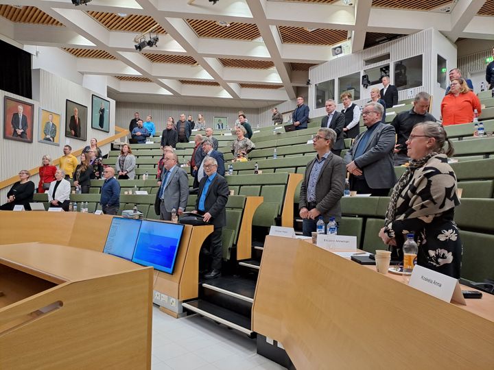 Aluevaltuuston vuoden 2023 viimeinen kokous päätettiin jouluiseen yhteislauluun.
